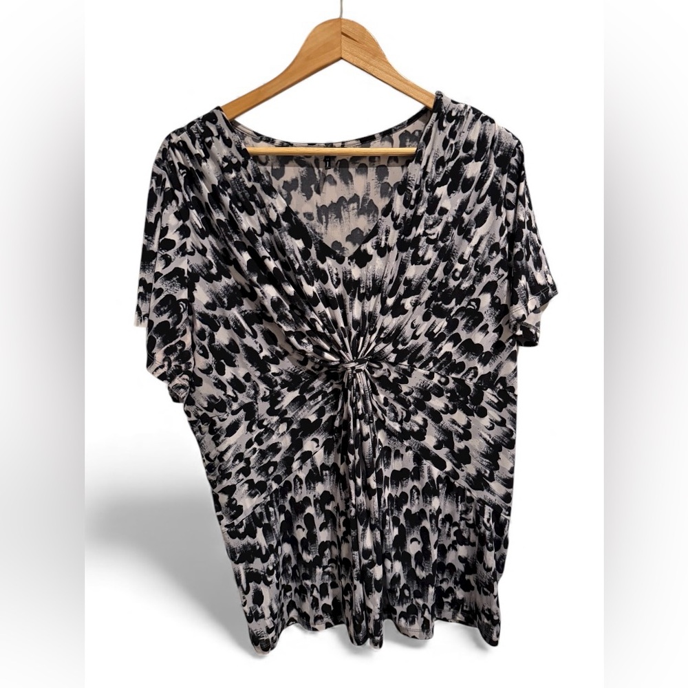 Daisy Fuentes Size 1X Black and White Print Short - Sleeve Pullover Top